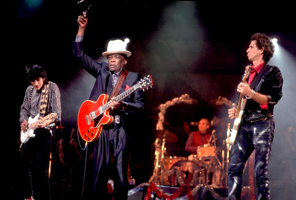  John Lee Hooker, second left, performs with Ronnie Wood, left), Charlie Watts, rear, and Keith Richards of the Rolling Stones during the band's 'Steel Wheels' tour, late 1989