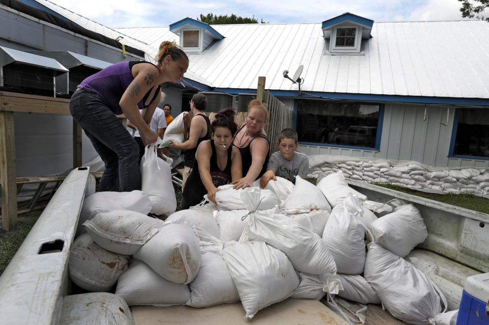  Krystal Day, left, leads a sandbag assembly line in Homosassa, Florida