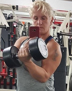  Brunt shows off her muscles in tough-guy gym selfie