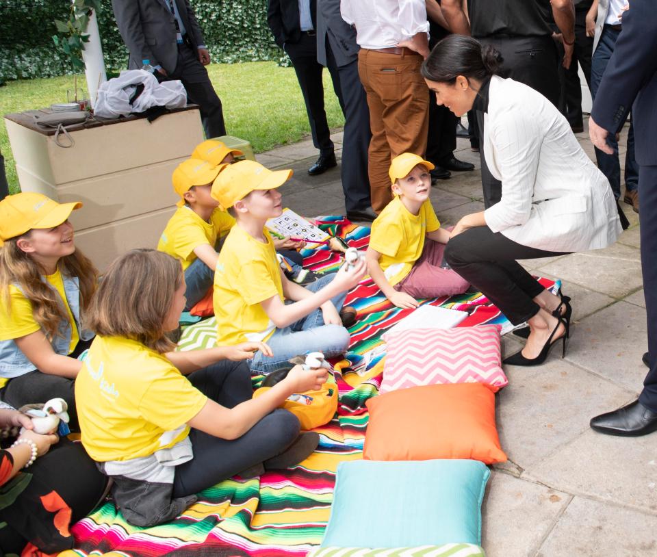  Natural mum - Meghan chats with little kids in Sydney