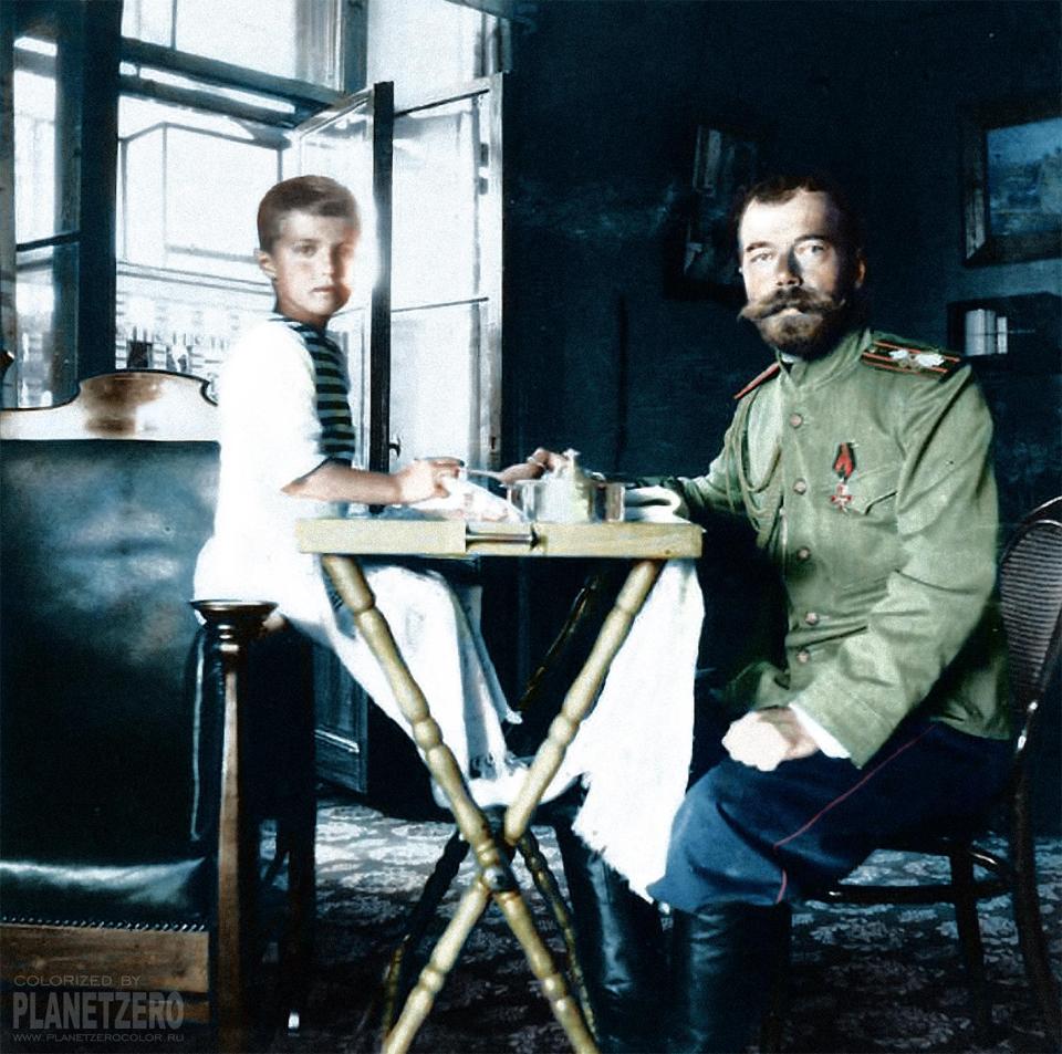  Nikolas II pictured with his son