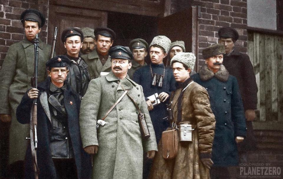  Leo Trotsky (centre, front)