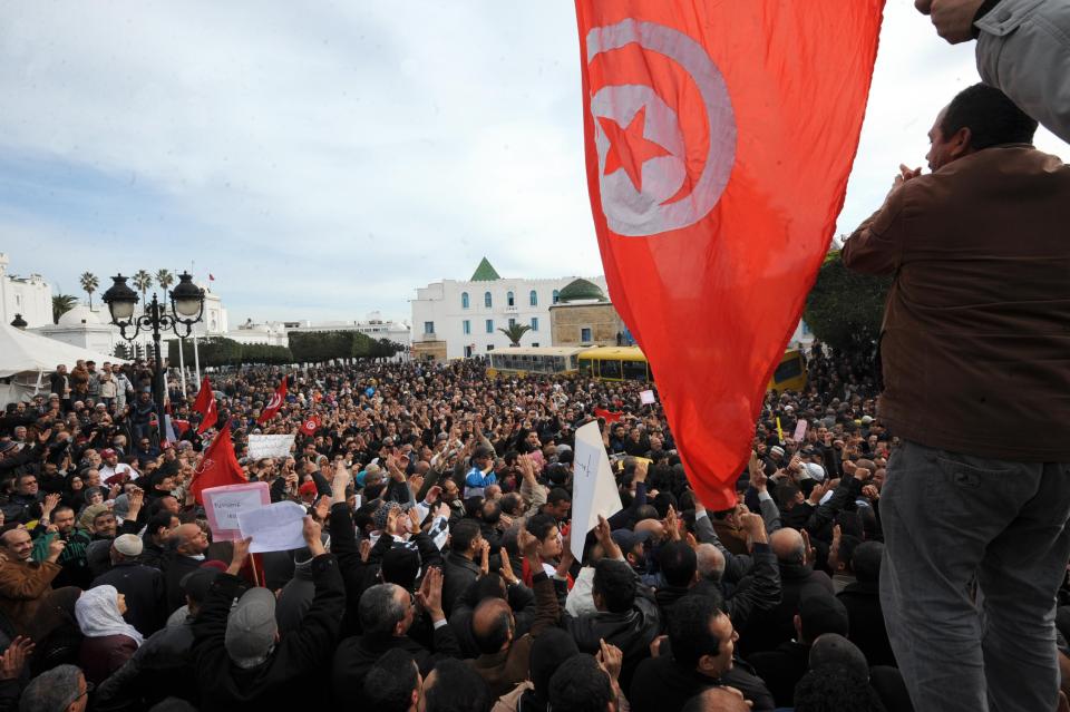  Tunisians rose up after a fruit seller set fire to himself