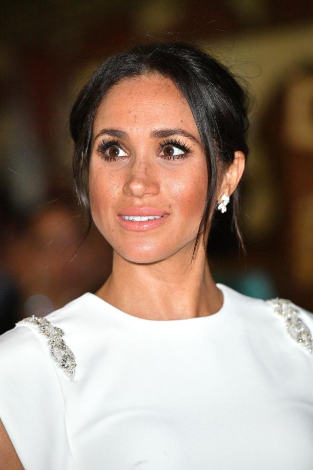  The pregnant Duchess glowed in white as they arrived at the reception