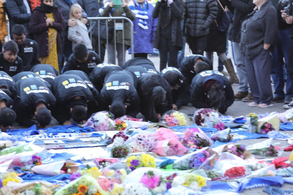  In a touching tribute, the Thai schoolkids bowed to pray at the makeshift shrine