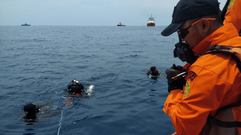 Divers are trying to locate the wreckage of the plane