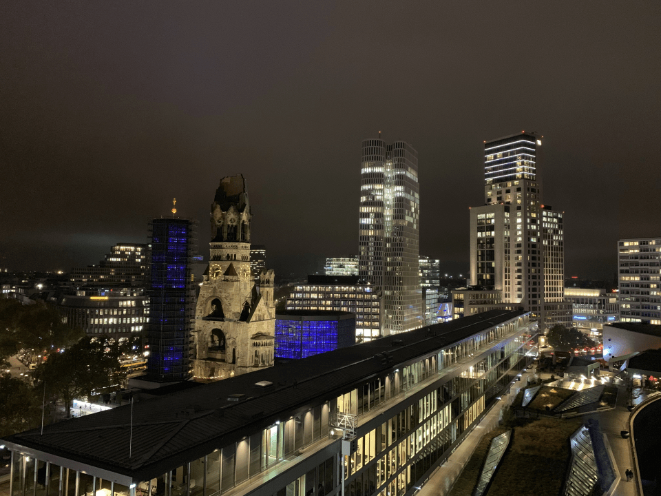  This photo was taken at night, but the detail, colours and lighting have been preserved extremely well – despite the difficult shooting conditions. You'd typically expect to see much more noise from a night shot like this when using a smartphone camera