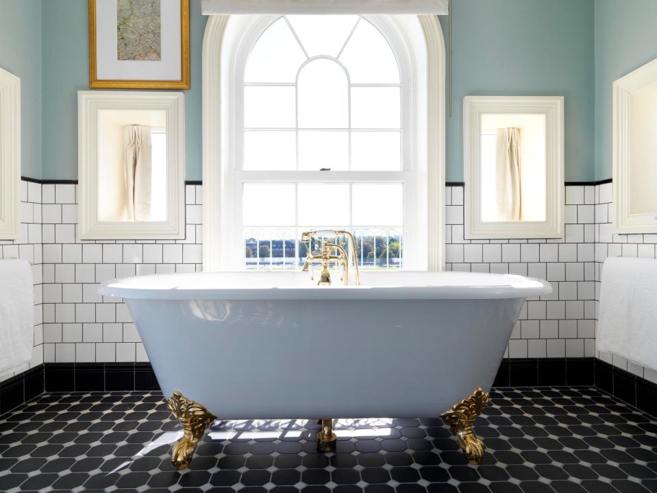  Make a splash in your roll-top tub