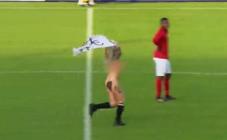  The streaker did stop for a quick chat with one of the players