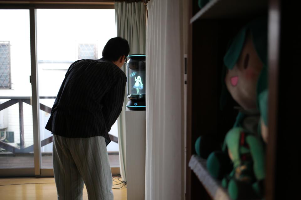  Akihiko Kondo saying good morning to his Hatsune Miku hologram