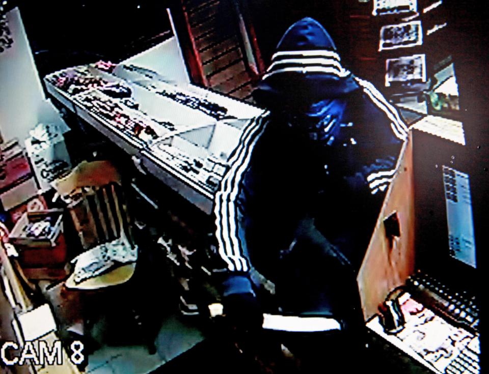  Knife-wielding robber seen in CCTV footage from convenience store