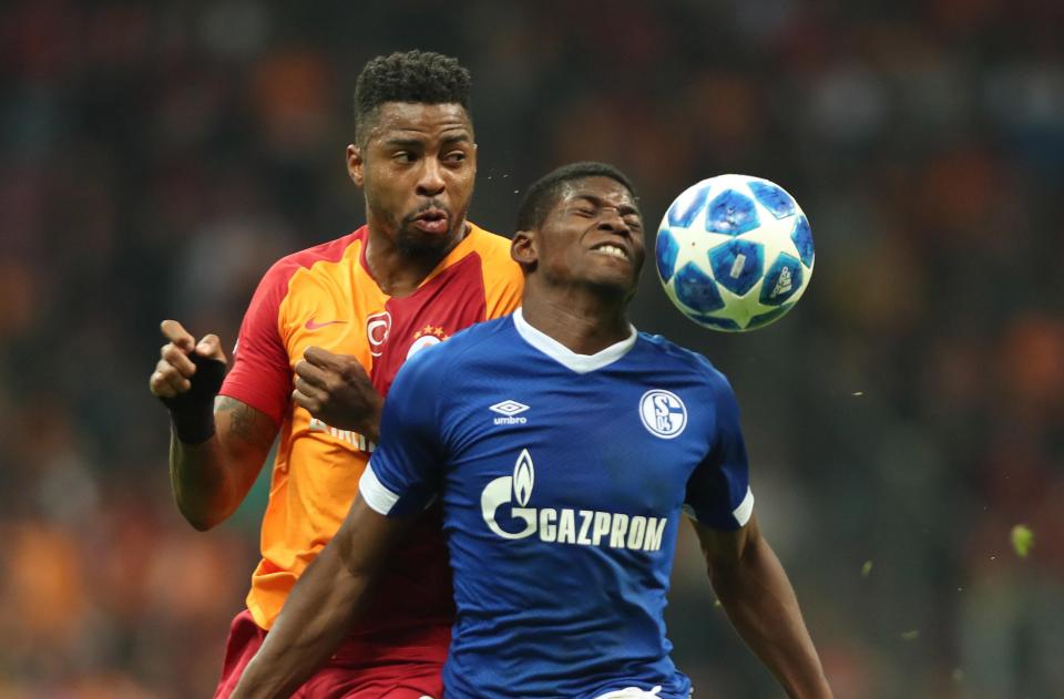  Galatasaray's Ryan Donk (L) in action against Schalke's Breel Embolo.