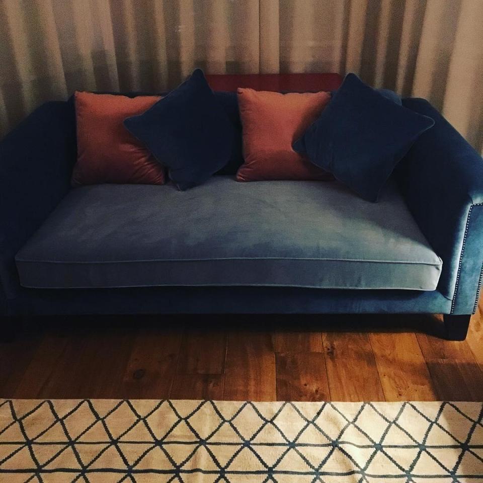  Lisa showed off her navy and coral sofa on Instagram