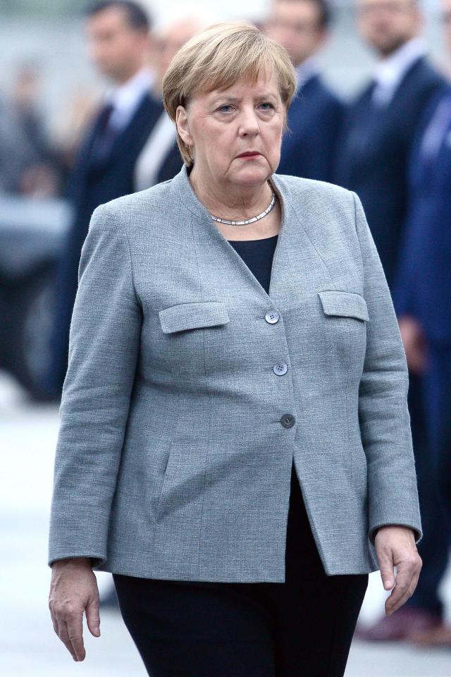  Angela Merkel at the grave of an Unknown Soldier in Warsaw, Poland