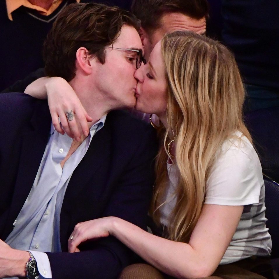  Ellie and fiance Caspar Jopling raise the temperature at a basketball game in New York City