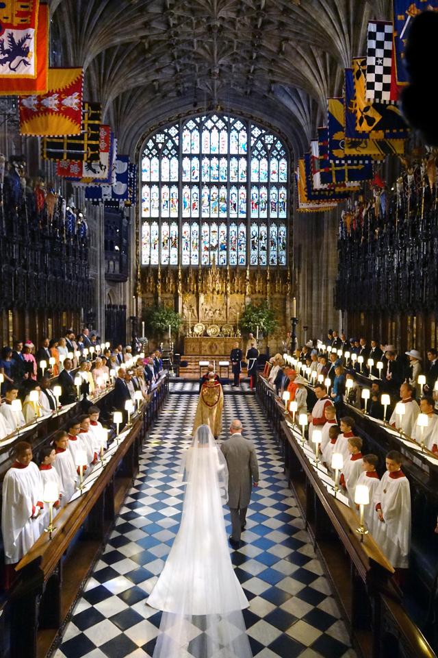  Meghan Markle walks down St George's Chapel with Prince Charles