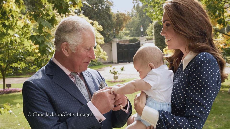  Kate Middleton looked stunning in polka dot in Kensington Palace's new photo of Prince Louis