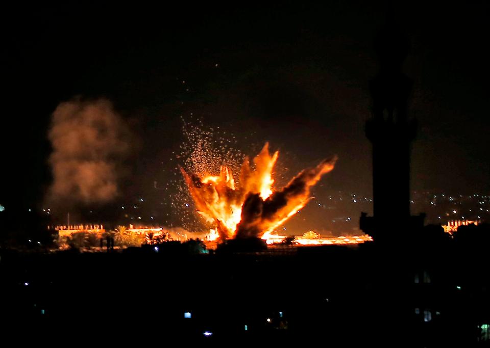  Fire and smoke billows following Israeli air strikes targeting Rafah in the southern Gaza Strip, near the border with Egypt