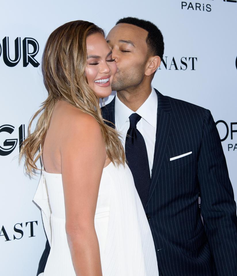  John Legend planted a kiss on his wife