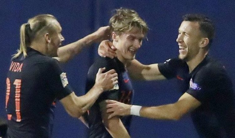  Croatia salute surprise late hero Tin Jedvaj after he clinches a 3-2 win