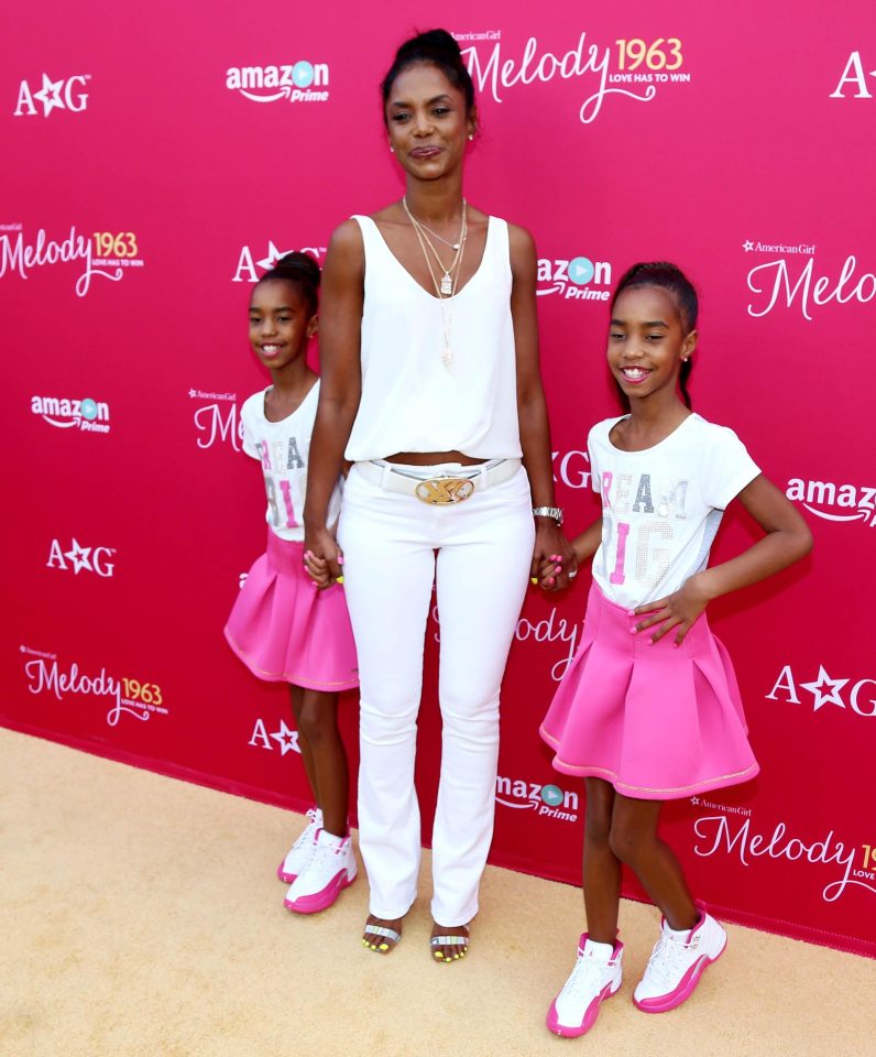  Kim with her twin daughters Jessie and D'Lila