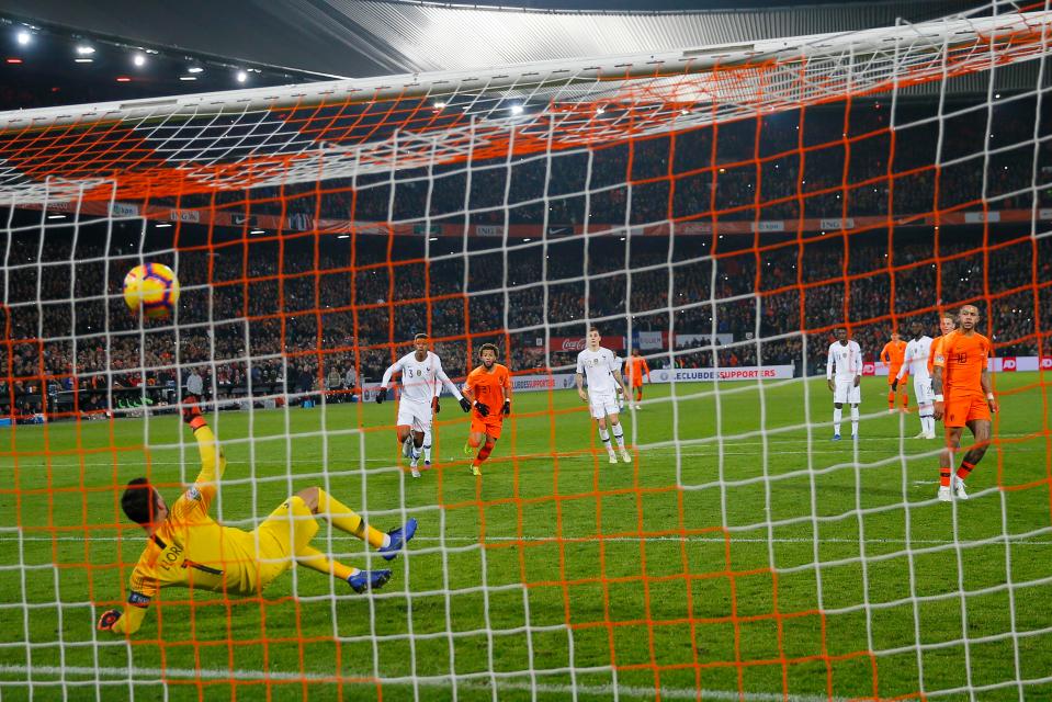  Depay expertly chipped in his injury time penalty - humiliating Hugo Lloris