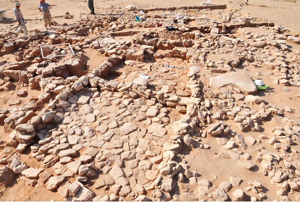  Archaeologists working on the Bahra 1 site on the north coast of Kuwait Bay