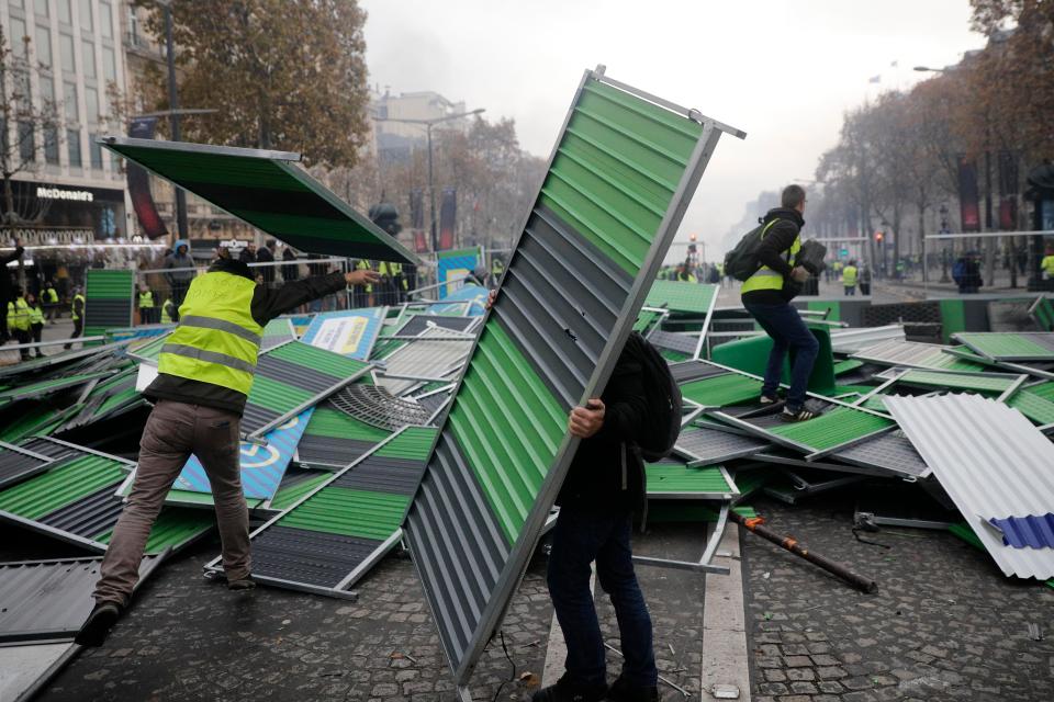  French Interior Minister Christophe Castaner has accused the far right of encouraging acts of violence and clashes with police in Paris.