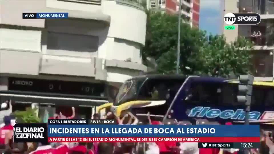  The River Plate fans launched objects at the coach