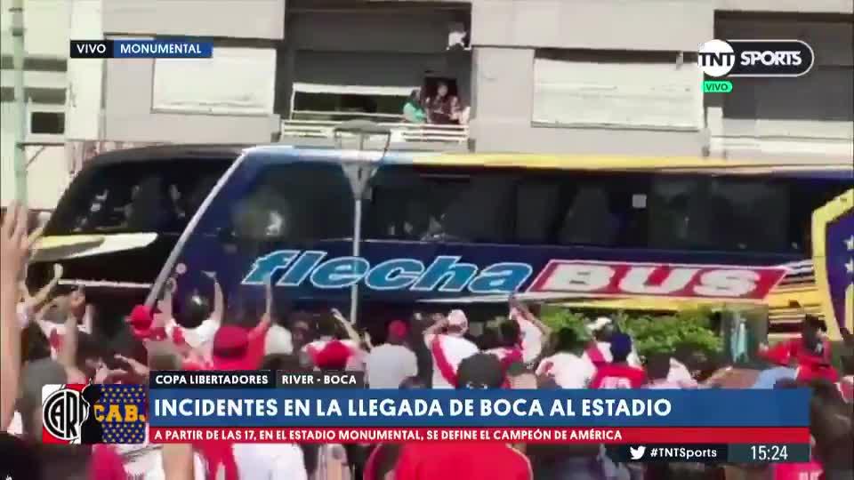  The Boca Juniors team bus was ambushed by a crowd of rowdy fans