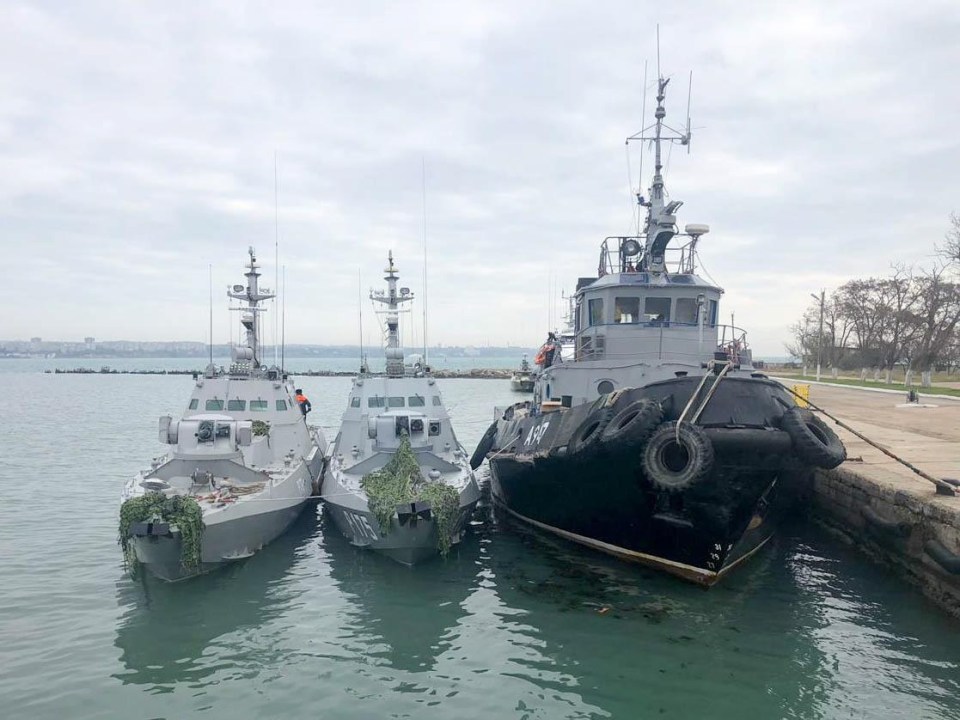 The Nikopol gunboat, the Berdyansk gunboat, and the Yany Kapu tugboat (L-R) of the Ukrainian Navy tugged to the Kerch Seaport