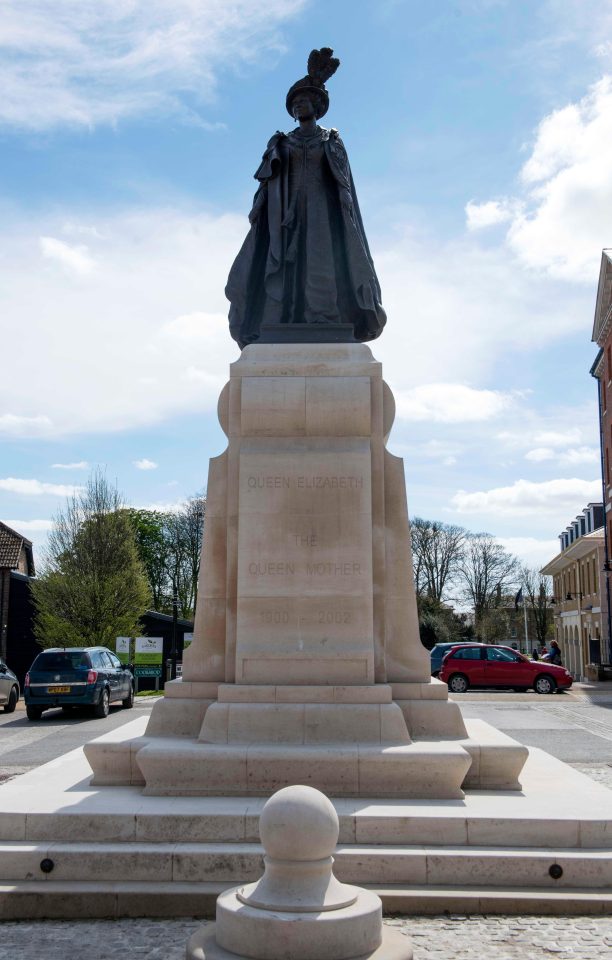  A statue to the late Queen Mother was erected in the square, also named after her