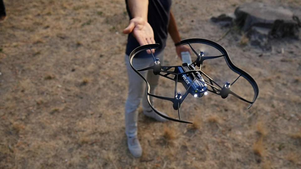  The MiniDrone Airborne looks like a classic high-end drone, but costs a tenth of the price