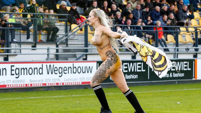  The stripper takes her kit off and invades the pitch