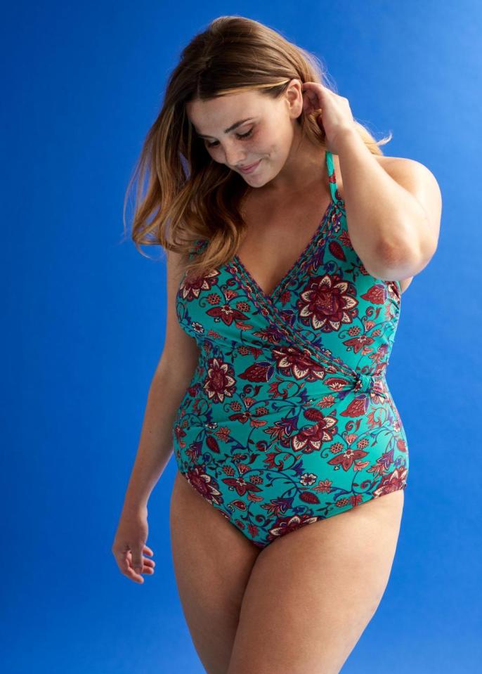  This sexy swimsuit pic of Alo shows how the right outfit can accentuate the curves of bigger women