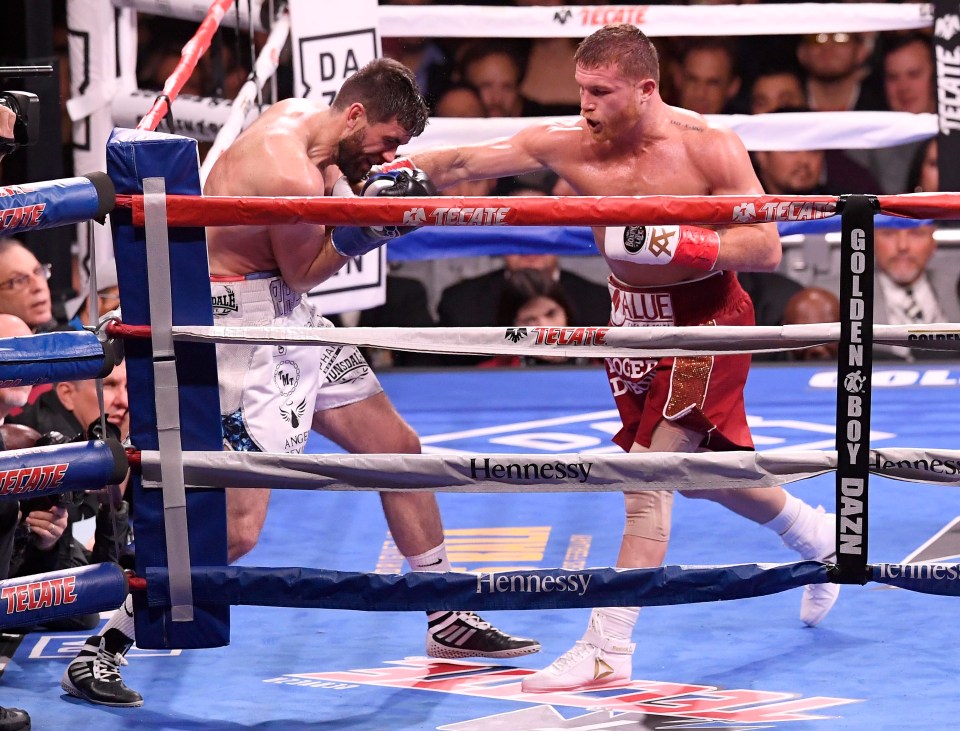 Canelo kept attacking the body and switched upstairs when he saw the chance against Fielding