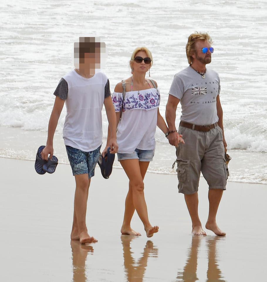  Noel Edmonds and wife Liz take a walk along the beach with son Harrison