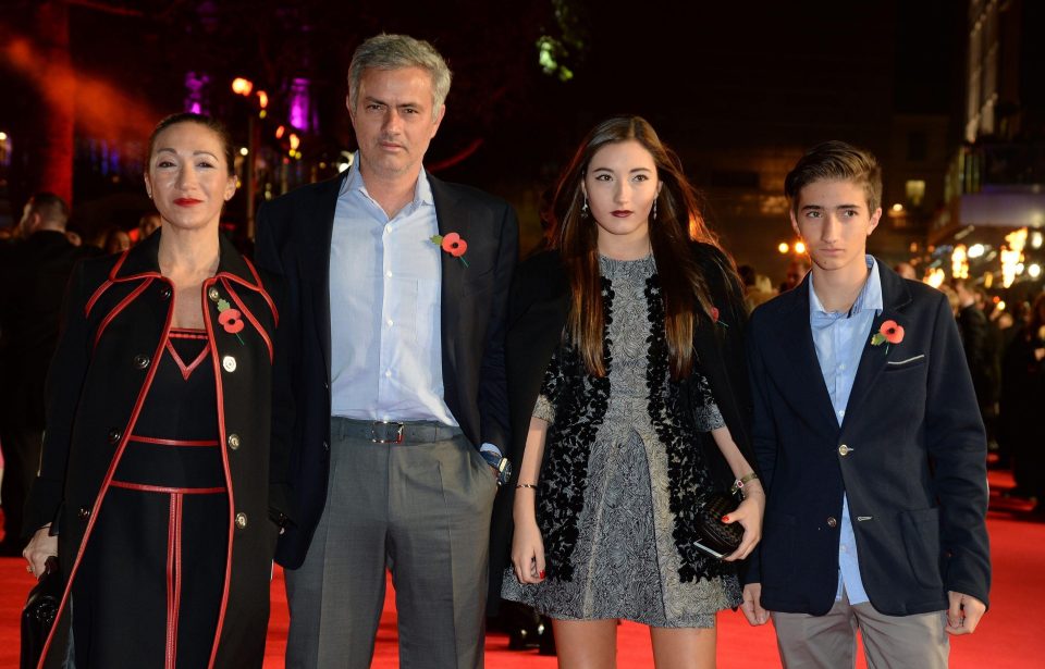  Mourinho with wife Matilde and his children