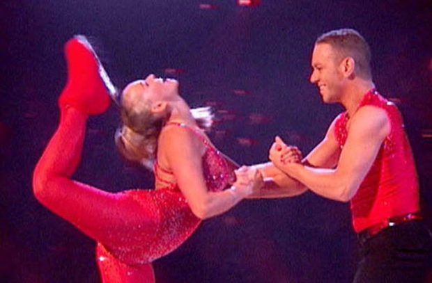 Jennifer Ellison cut er head open while doing the scorpion kick on Dancing On Ice