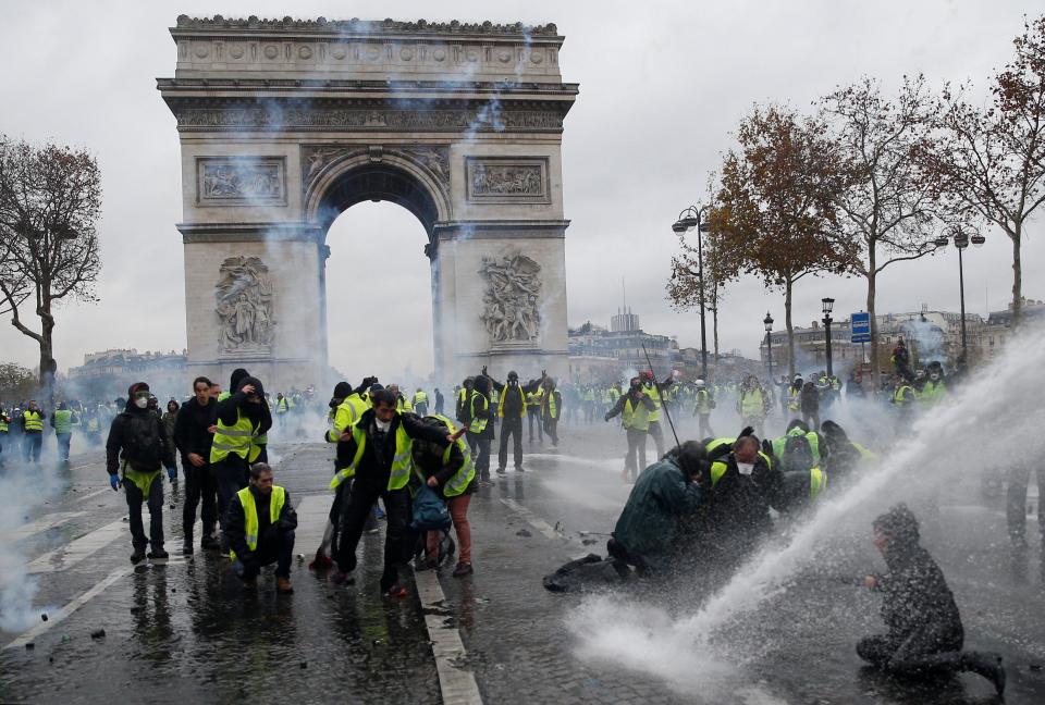  The violent clashes have took place near the Arc de Triomphe