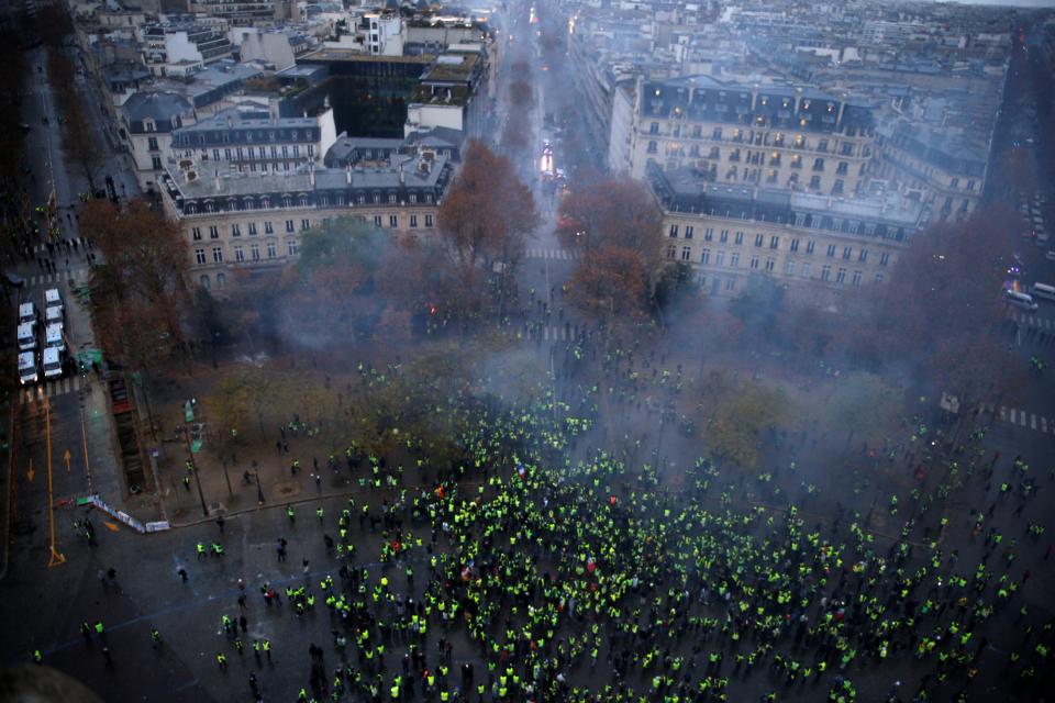  Thousands of protesters gathered in central Paris to smash up shops and clash with cops