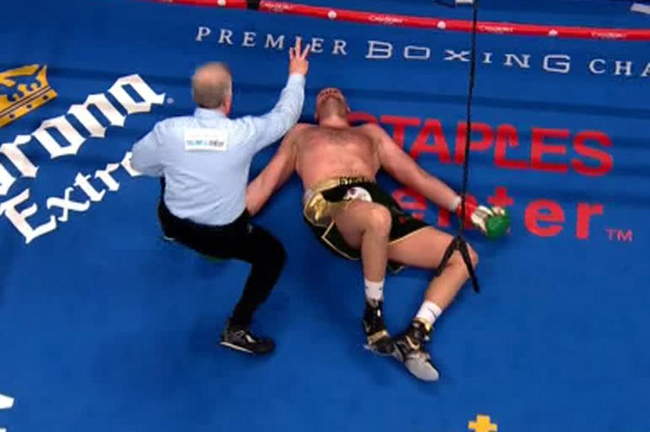 Tyson Fury looked down and out in the final round against Deontay Wilder