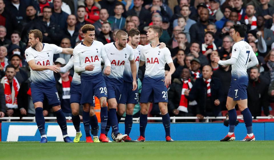  Tottenham celebrate after Kane converted the penalty to make it 2-1