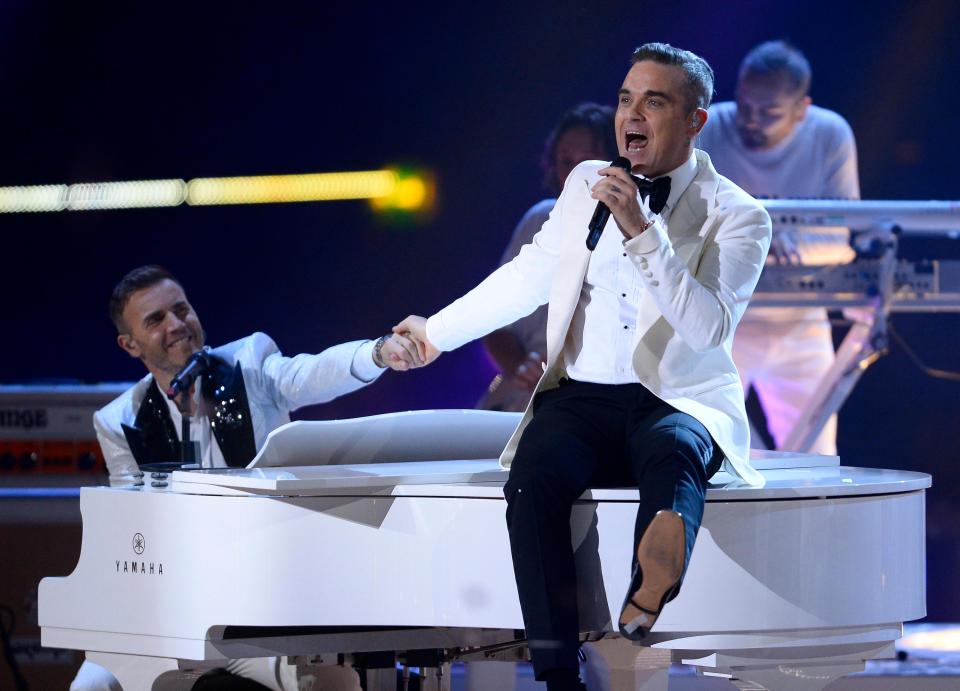  Viewers were thrilled Robbie got up on stage to join his bandmates