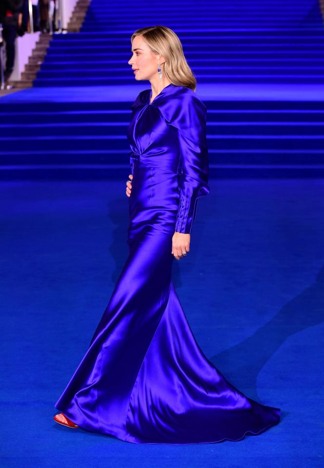  The actress' frock matched the blue carpet