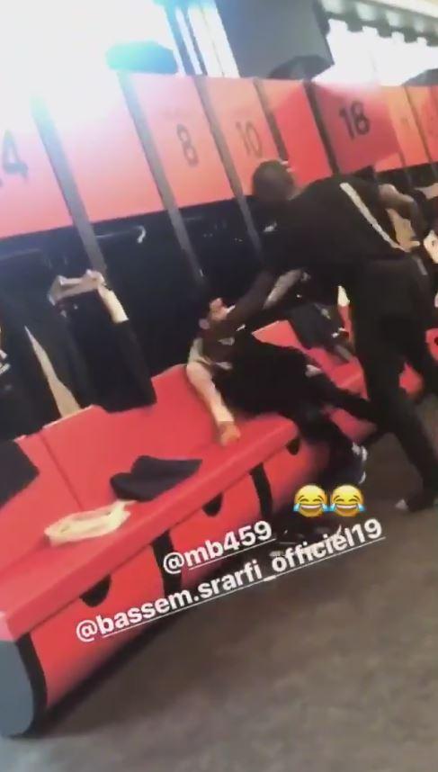  Mario Balotelli wrestled his team-mate in the changing room