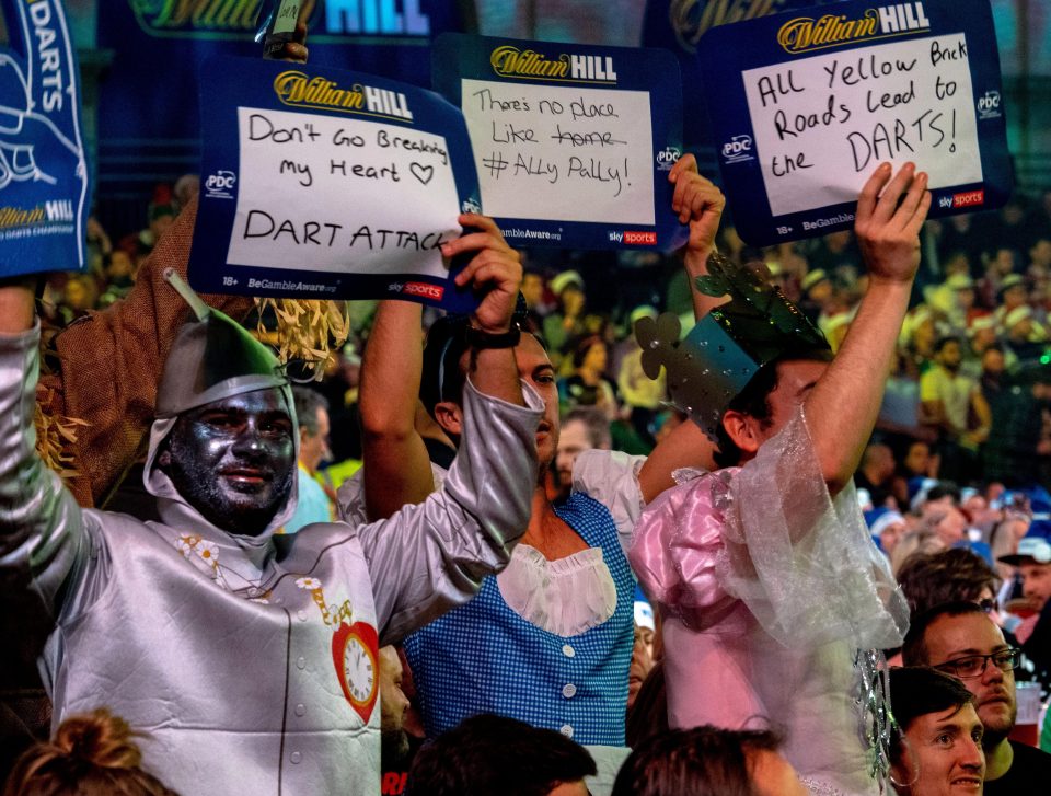  Dorothy and Tin Man from Wizard of Oz made a surprise visit to Ally Pally