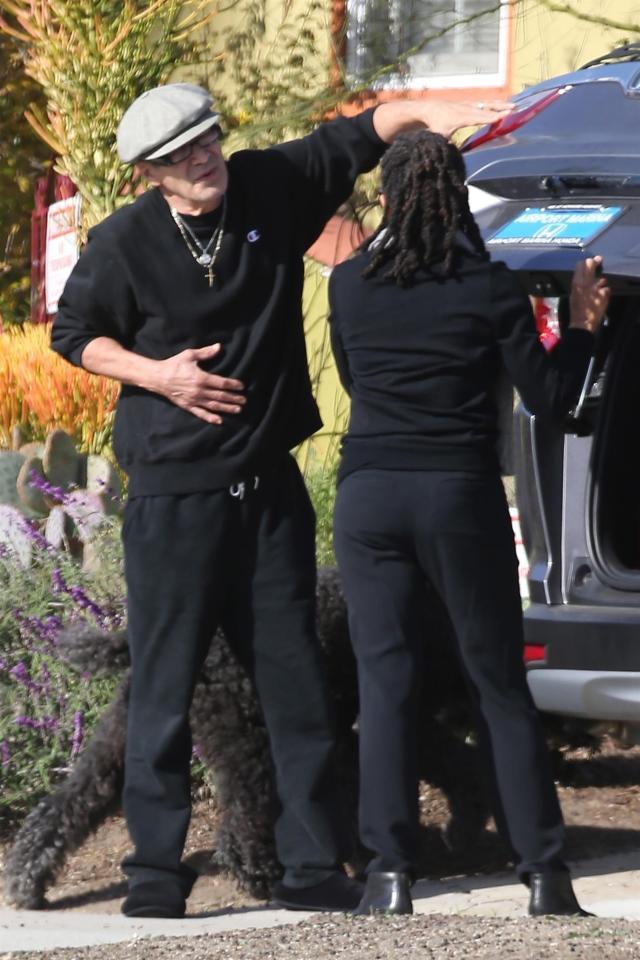  Doria was in all-black outfit as she loaded a car boot with her pal