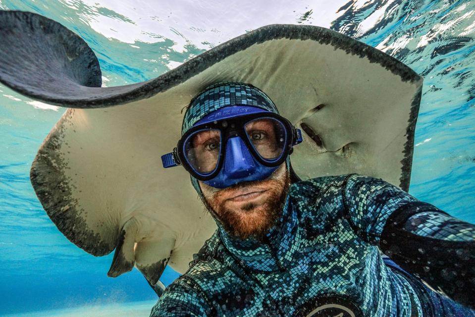  Mark Tilley takes a selfie with the stingray in the Grand Cayman, a Caribbean island