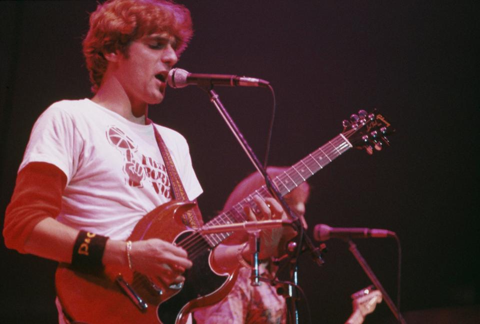  Glenn Frey singing lead vocals for the Eagles in 1979